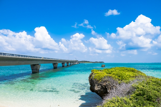夏の青空と海の風景